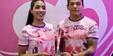 Presentan playera y medalla de “Latido Rosa, una carrera con causa”