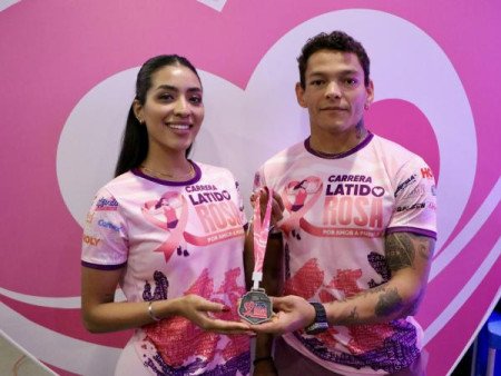 Presentan playera y medalla de “Latido Rosa, una carrera con causa”